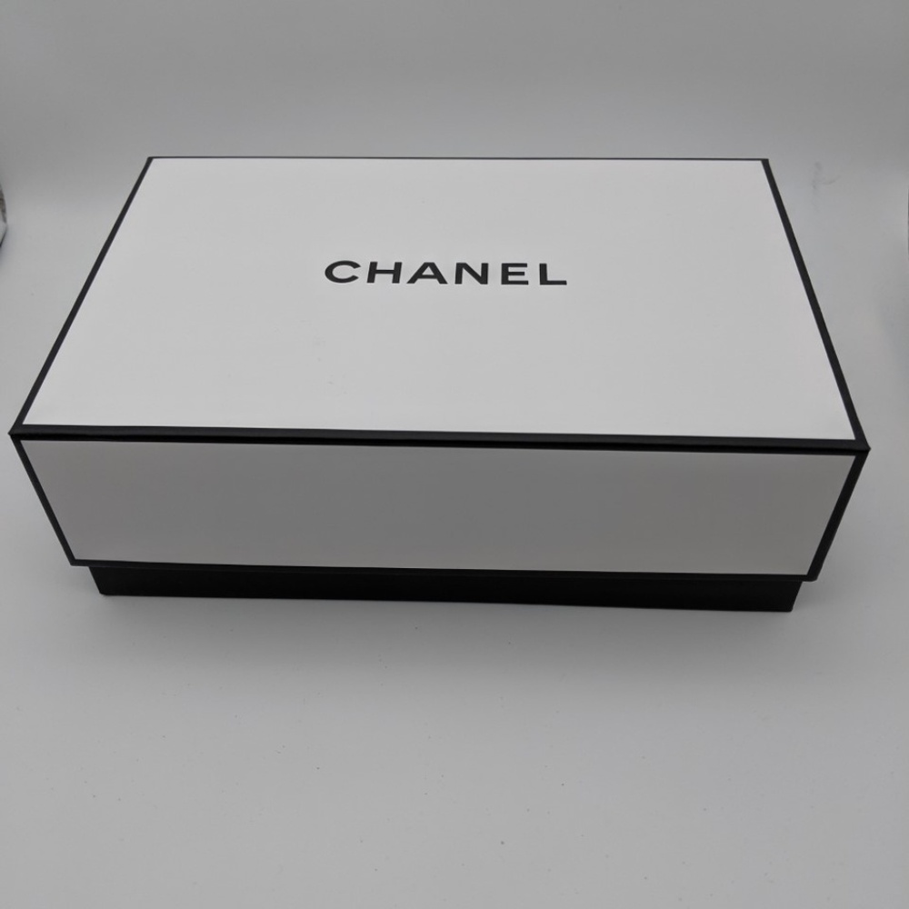 Chanel Gift Box - Picture 2 of 3